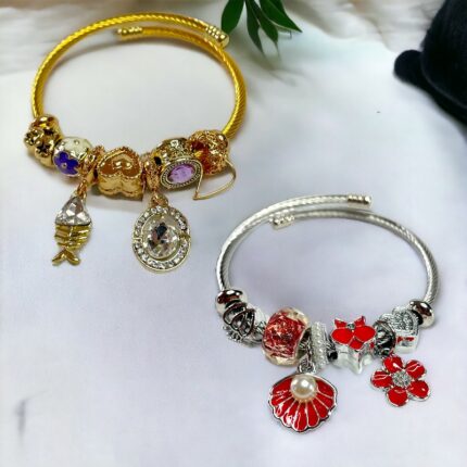 Lot de 36 (1,75€ unité) : Bracelets torsadés argentés et dorés aux couleurs & breloques mélangées